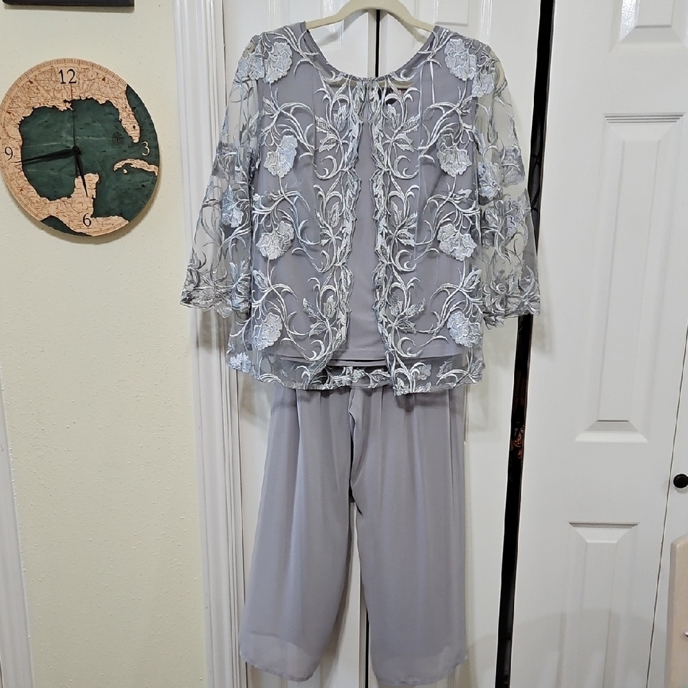 Elegant Gray Lace Overlay Outfit